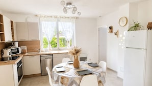 Comfort Townhome, Garden View | Private kitchen
