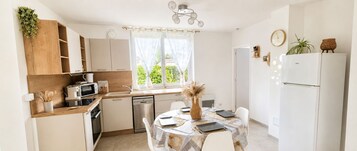 Casa geminada conforto, vista para o jardim | Cozinha privada | Cadeirão de bebê