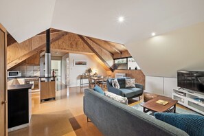 A modern loft-style living space with a kitchen, dining area, and seating area. - Bella's Loft - Between Town and Trails (Margaret River)