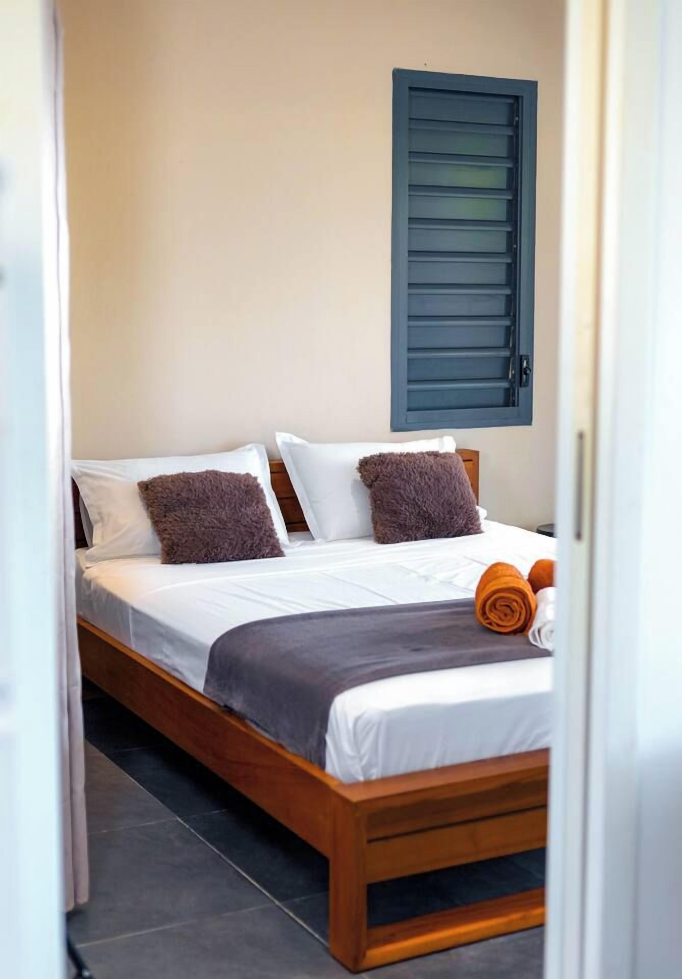 Tabla de planchar con plancha, wifi y ropa de cama 