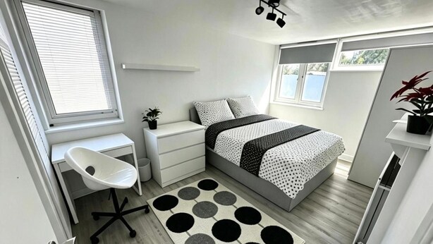 Een slaapkamer met een bed, nachtkastje, stoel en een raam.