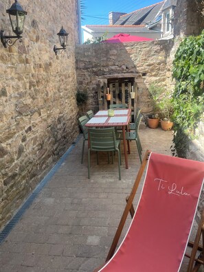Outdoor dining - The Little Pink Sandstone House “Ti Lulu”—A charming fisherman’s cottage with a view of the sea (Erquy)