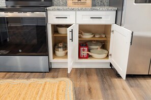Private kitchen - Burlington Farmhouse Charm: Hosts up to 8 Guests (Burlington)