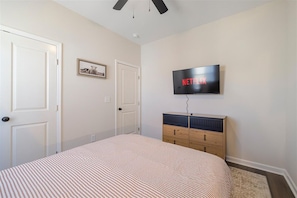 Room - Burlington Farmhouse Charm: Hosts up to 8 Guests (Burlington)