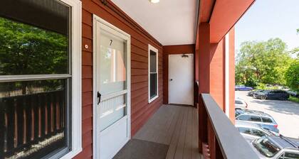 Downtown 2BR–Ideal Mid-Term Stay Near UVM & UVMMC