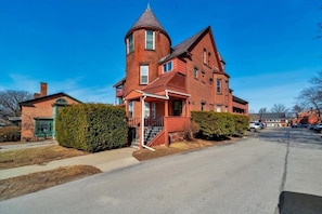 Unclassified image, 3 of 24, button - Downtown 2BR–Ideal Mid-Term Stay Near UVM & UVMMC (Burlington)