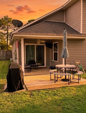 Outdoor dining - Beautiful 3-bedroom home with AC in tranquil Navarre. 1.5 miles to Navarre Beach (Navarre)
