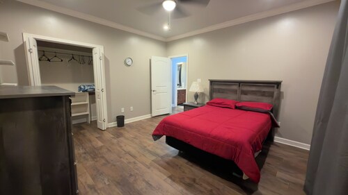 Fantastic Family-Friendly 4-BR house with AC  on 3 acres in peaceful WhiteHall.
