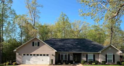 Fantastic Family-Friendly 4-BR house with AC on 3 acres in peaceful WhiteHall.