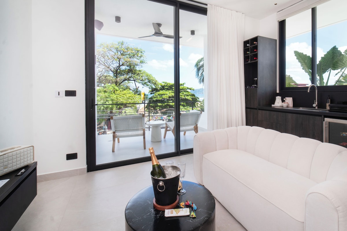 Phòng Suite Deluxe, ban công, quang cảnh biển | Két bảo mật tại phòng, màn/rèm cản sáng 