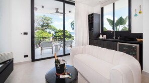Deluxe suite, balkon, uitzicht op zee | Woonruimte