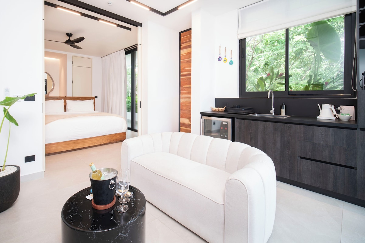 Deluxe suite, balkon, uitzicht op zee | Een kluis op de kamer, verduisterende gordijnen, gratis wifi