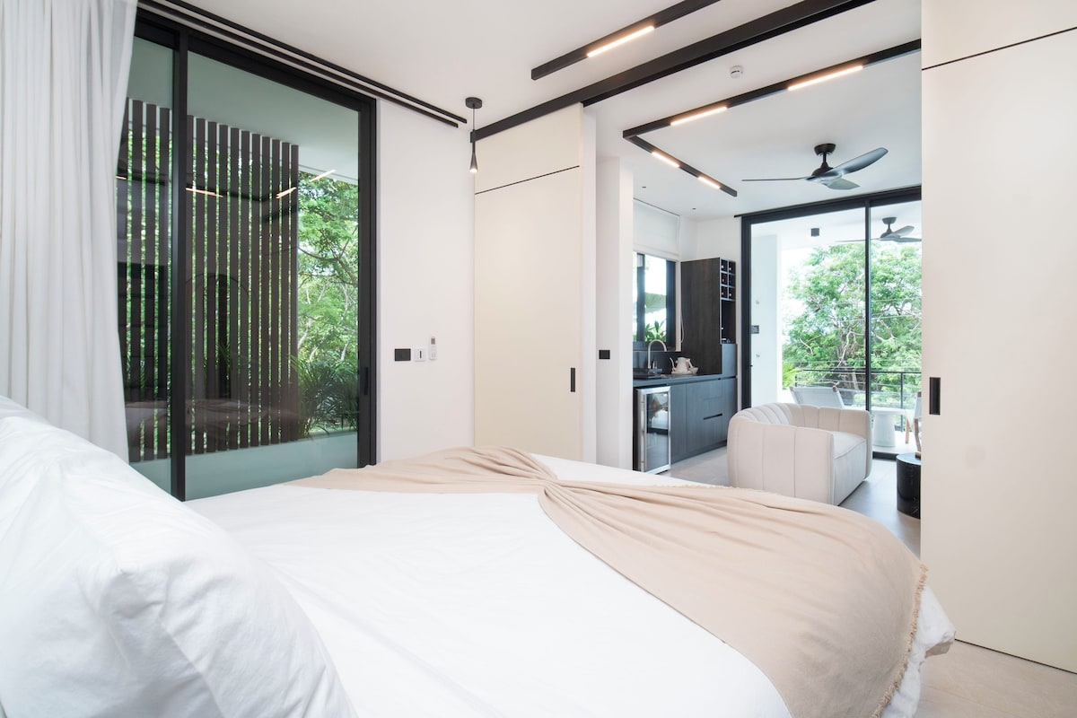 Phòng Suite Deluxe, ban công, quang cảnh biển | Két bảo mật tại phòng, màn/rèm cản sáng 