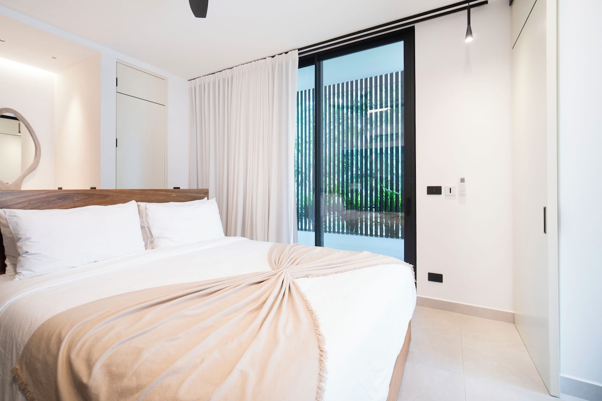 Deluxe suite, balkon, uitzicht op zee | Een kluis op de kamer, verduisterende gordijnen, gratis wifi