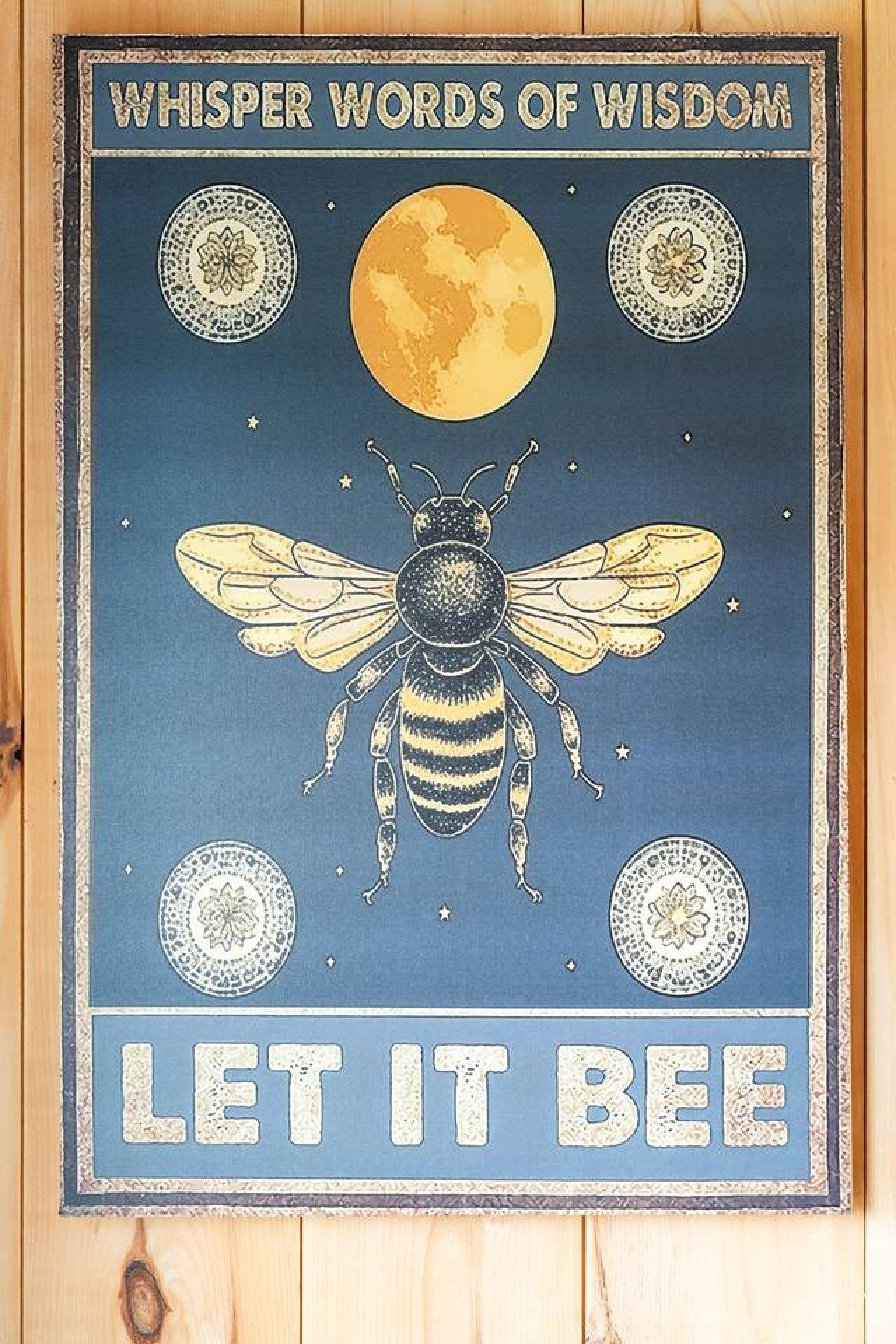 Une affiche représentant une abeille et une lune, avec le titre : « CHUCHOTEZ DES MOTS DE SAGESSE, LAISSEZ L’ABEILLE FAIRE. »