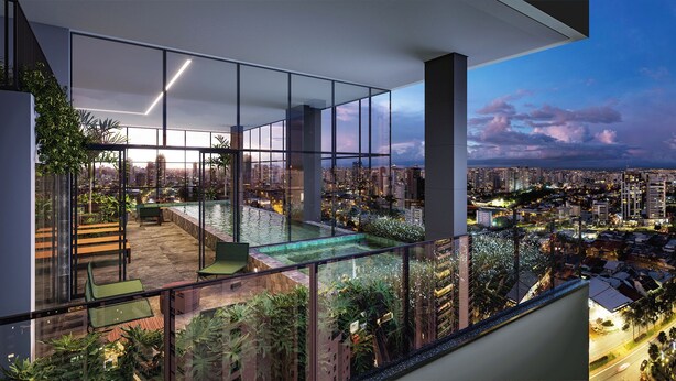 Een modern appartement met een glazen balkon, een zwembadje en uitzicht op de stad.
