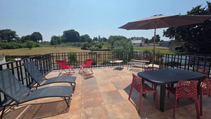Outdoor dining - Vrbo Property (Lanrodec)