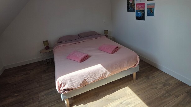Room - L'Orée d'Avaugour—sleeps 8, large patio, nature & beaches (Lanrodec)