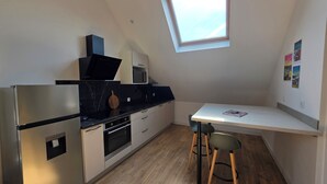 Private kitchen - L'Orée d'Avaugour—sleeps 8, large patio, nature & beaches (Lanrodec)