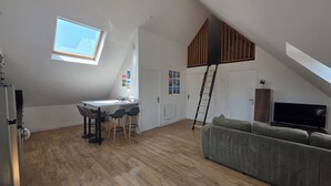 Living area - L'Orée d'Avaugour—sleeps 8, large patio, nature & beaches (Lanrodec)