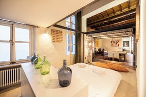 A bedroom with a large bed, a radiator, and a window with blinds. - PoVenti5 | Art House Torino city center · PoVenti5 | Casa d'arte Torino centro (Torino)
