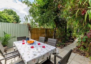 Outdoor dining - Luxury 4BR Kingston | London | Villa | Garden Oasis | Free Parking | Near Train (Kingston upon Thames)