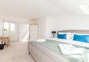 Room - Luxury 4BR Kingston | London | Villa | Garden Oasis | Free Parking | Near Train (Kingston upon Thames)