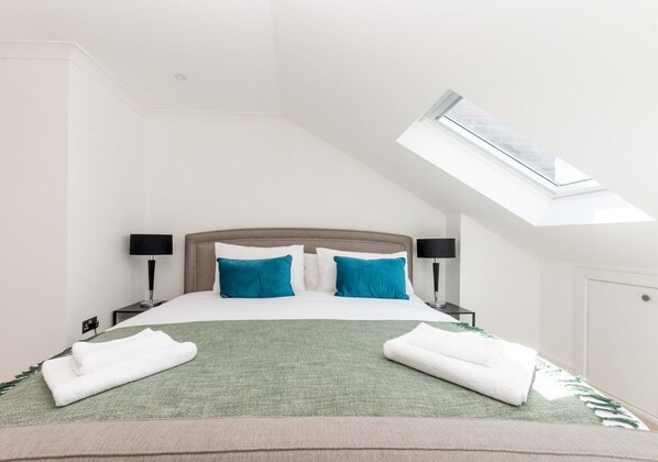 Room - Luxury 4BR Kingston | London | Villa | Garden Oasis | Free Parking | Near Train (Kingston upon Thames)