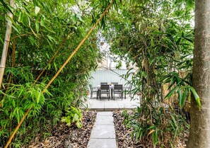 Outdoor dining - Luxury 4BR Kingston | London | Villa | Garden Oasis | Free Parking | Near Train (Kingston upon Thames)