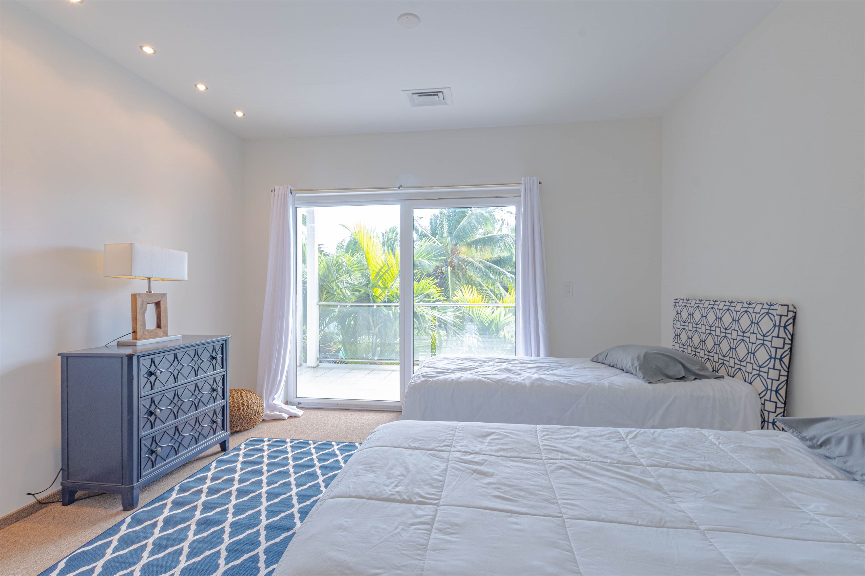 Tabla de planchar con plancha, wifi gratis, ropa de cama