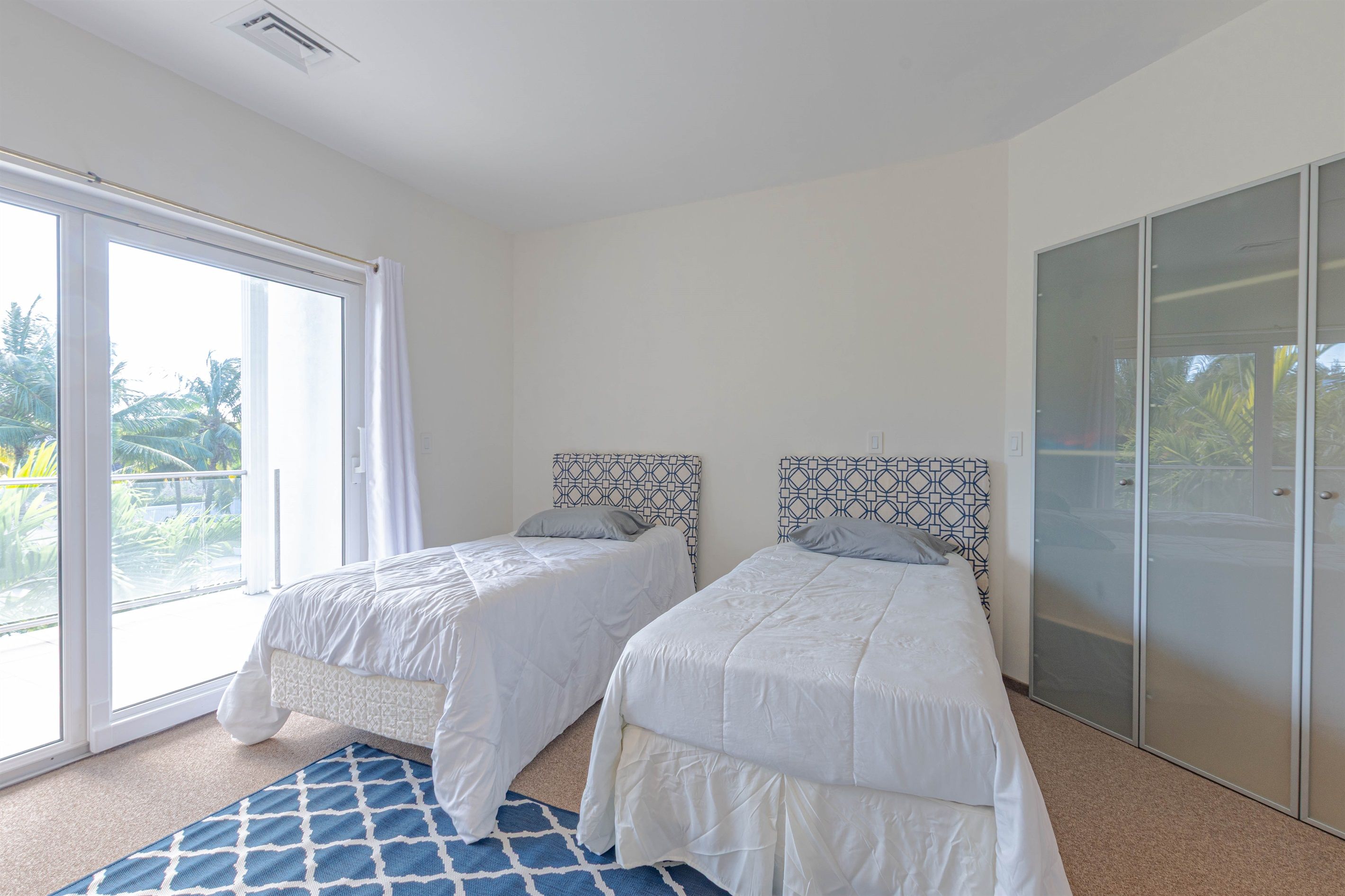 Love Beach E2 - Luxury 3br Condo + Pool & Beach - Nassau