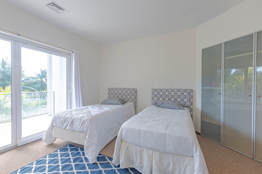 Love Beach E2 - Luxury 3br Condo + Pool & Beach - Nassau