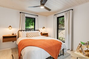 Room - Hygge Hideaway: Pet Friendly, Luxury Mountain Cabin w/ Hot Tub & Cozy Fireplace (Hendersonville)