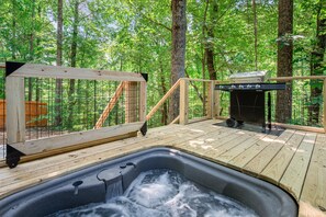 Outdoor spa tub - Hygge Hideaway: Pet Friendly, Luxury Mountain Cabin w/ Hot Tub & Cozy Fireplace (Hendersonville)