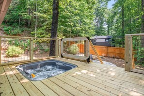 Outdoor spa tub - Hygge Hideaway: Pet Friendly, Luxury Mountain Cabin w/ Hot Tub & Cozy Fireplace (Hendersonville)
