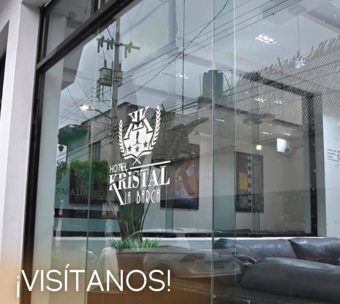 Een hotelschild met de naam 'Hotel Kristal' en een logo, dat de huisstijl van het hotel aangeeft.