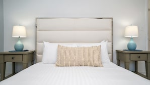 A hotel room with a large bed, two bedside tables, and lamps. - Cozy Blue Door Duplex, Central in Cutler Bay (Cutler Bay)