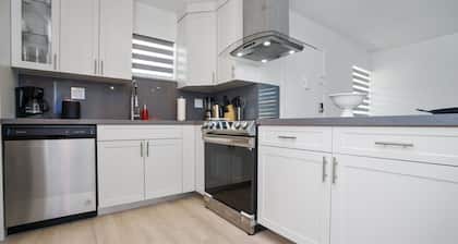 Cozy Blue Door Duplex, Central in Cutler Bay