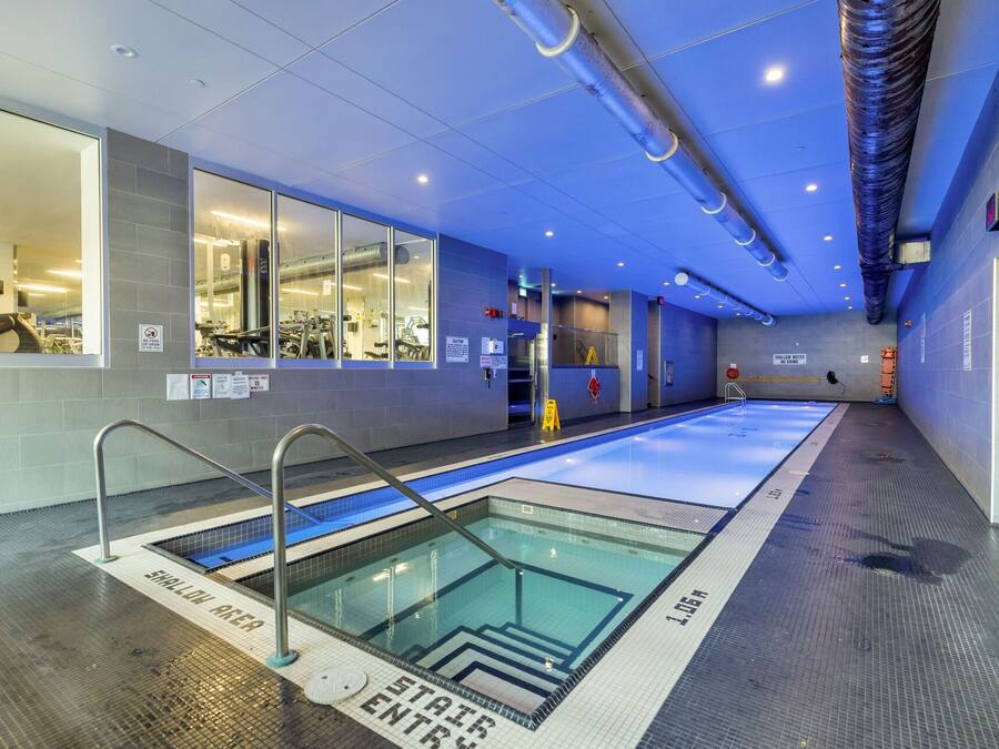 Una piscina cubierta