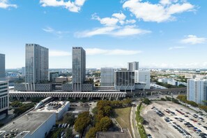 Ein hoch aufragendes Stadtgebiet mit modernen Gebäuden, einem Parkplatz und einer Brücke.