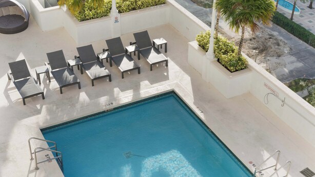 A rooftop pool with lounge chairs and a no diving sign. - Brickell Bay View- Unbeatable Location and Parking (Miami)