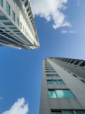 A modern high-rise building with a clear sky and a few clouds. - The Vizcayne Vibe Sauna, Pool and Sundeck (Miami)
