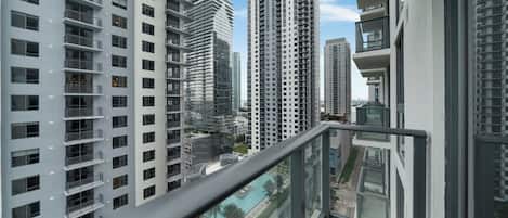 Un edificio residencial alto con múltiples balcones y una vista despejada del entorno.