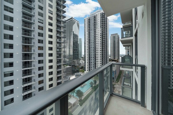 Sky Sanctuary With Rooftop Pool & Hot Tub - Miami, FL
