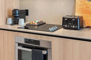Eine moderne Küche mit Kaffeemaschine, Toaster und Backofen.