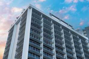 Un edificio de varios pisos con balcones, probablemente un hotel o complejo de apartamentos.
