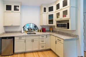 Unclassified image, 4 of 7, button - Cozy 1-bedroom apartment in tranquil Aiken just a short walk to downtown. (Aiken)