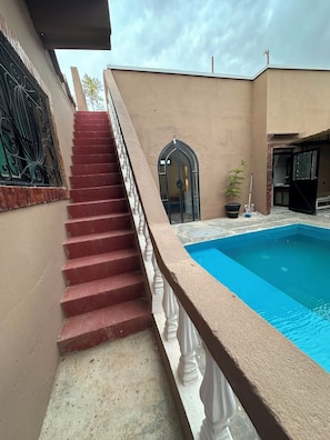 A residential area with a swimming pool, a staircase, and a gate. - Private villa with a view of the lake—a peaceful retreat in Agafay. (Marrakech-Safi)