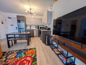 Interior - 1 Bdrm Gem: Walkable, Downtown, Queen Bed (Detroit)