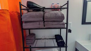 Interior - 1 Bdrm Gem: Walkable, Downtown, Queen Bed (Detroit)